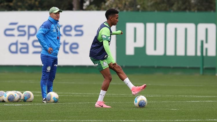 Estêvão iniciou a transição física e foi a campo no treino do Palmeiras desta sexta-feira (9)