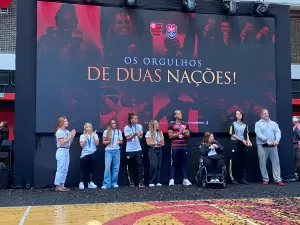 Flamengo faz homenagem a medalhistas olímpicos; Rebeca é ovacionada