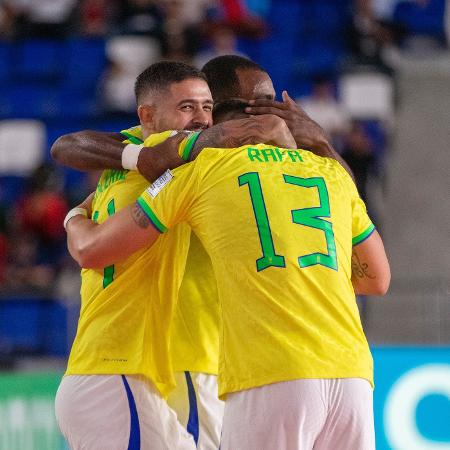 Jogadores do Brasil comemoram gol durante goleada sobre a Tailândia, na Copa do Mundo de Futsal