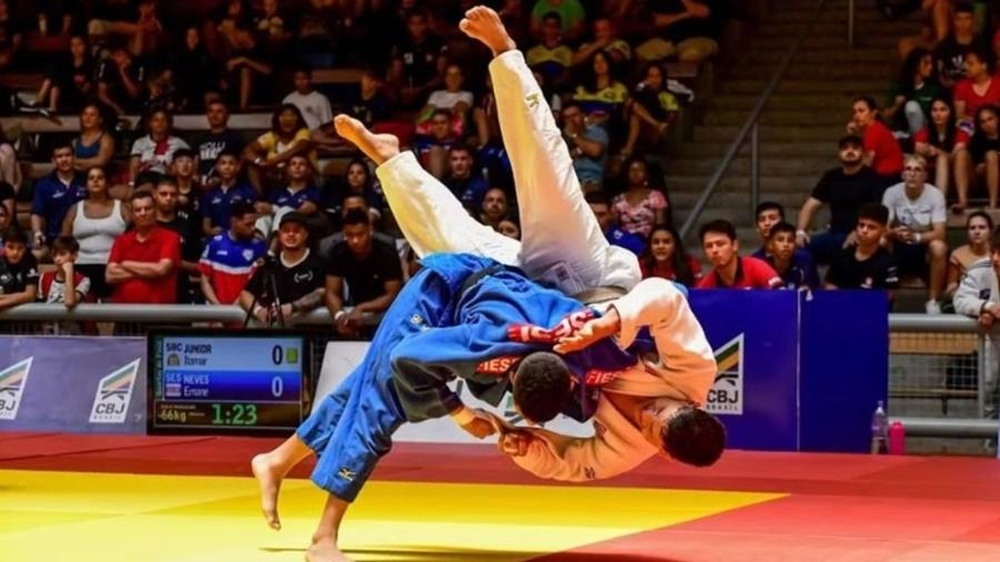 Ernane Neves aplica ippon em adversário, e foto faz pai do atleta ser finalista de premiação Ernane Neves aplica ippon em adversário, e foto faz pai do atleta ser finalista de premiação