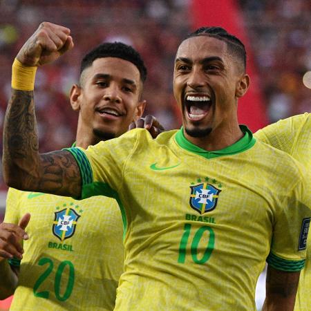 Raphinha comemora gol durante Venezuela x Brasil, duelo das Eliminatórias