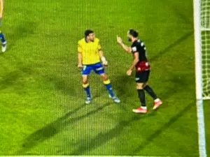 Jogo que ninguém entendeu teve dedo médio, VAR e gol bizarro na Espanha