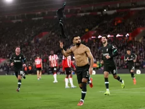 Salah evita zebra, Liverpool vence lanterna e se isola de vez no Inglês