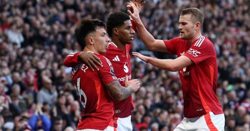 Rashford, Lisandro Martinez e de Ligt celebram gol do United sobre o Everton