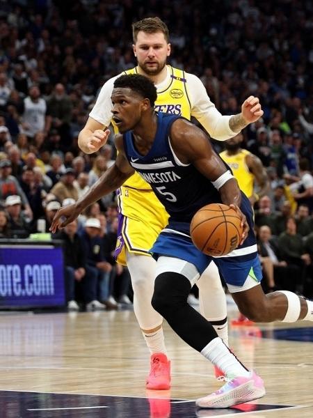 Anthony Edwards, do Minnesota Timberwolves em ação, marcado por Luka Doncic, dos Lakers Anthony Edwards, do Minnesota Timberwolves em ação, marcado por Luka Doncic, dos Lakers