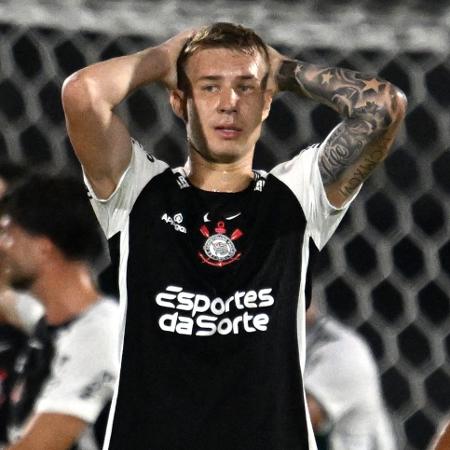 Charles, do Corinthians, se lamenta durante jogo contra o Racing-URU pela Sul-Americana - Eitan ABRAMOVICH / AFP
