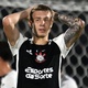 Charles enfrenta alta concorrência e não consegue se firmar no Corinthians
