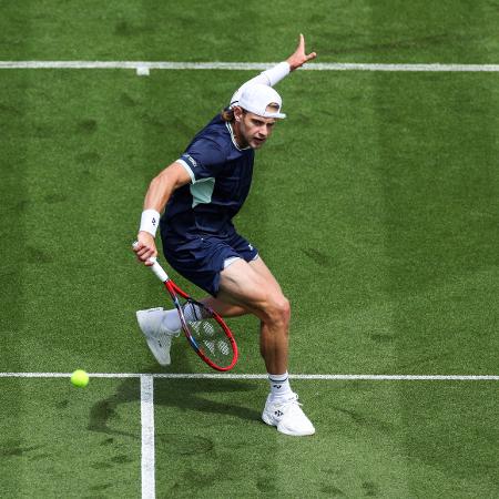 Zizou Bergs em ação contra João Fonseca em Eastbourne
