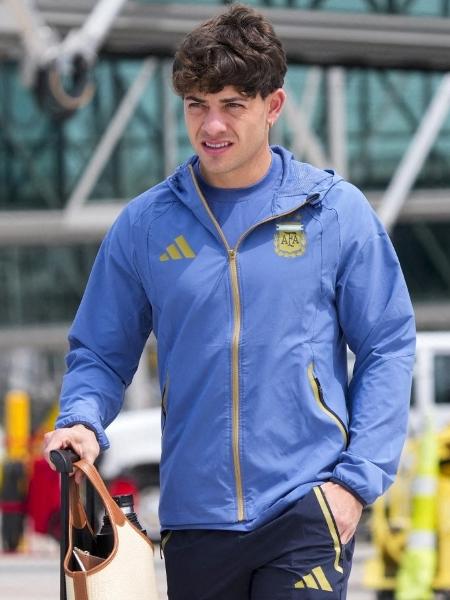 Julián Álvarez, da Argentina, chega a Kansas City para a Copa do Mundo 