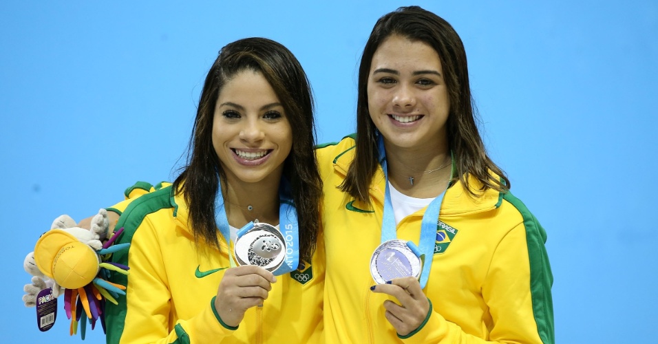 Ingrid de Oliveira e Giovanna Pedrosa exibem as medalhas de pratas conquistadas nos saltos ornamentais sincronizados na plataforma de 10m