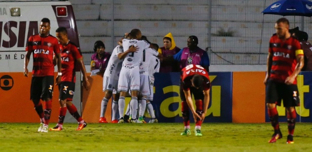 Jogadores da Ponte Preta comemoram gol de Rhayner diante do Vitória - Marcos Bezerra/Futura Press/Estadão Conteúdo - Marcos Bezerra/Futura Press/Estadão Conteúdo