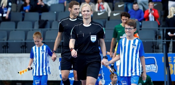 Na Bundesliga 2, uma arbitra expulsou um jogador, ao sair do campo ele  disse para ela