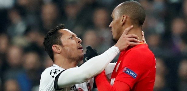 Adriano, do Besiktas, e Fabinho, do Monaco, se desentendem - Murad Sezer/Reuters