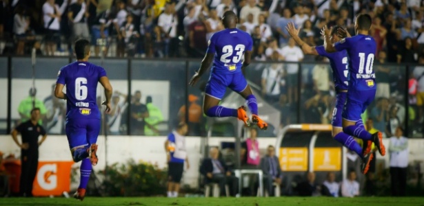 Sassá, dono da camisa 23 na Libertadores, celebra gol ao lado dos colegas de Cruzeiro - Vinnicius Silva / Cruzeiro / Divulgação