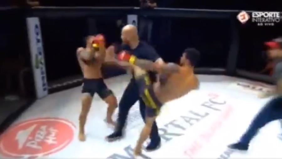 Lutadores começaram a brigar mesmo depois da interrupção do árbitro em evento no MMA brasileiro - Reprodução