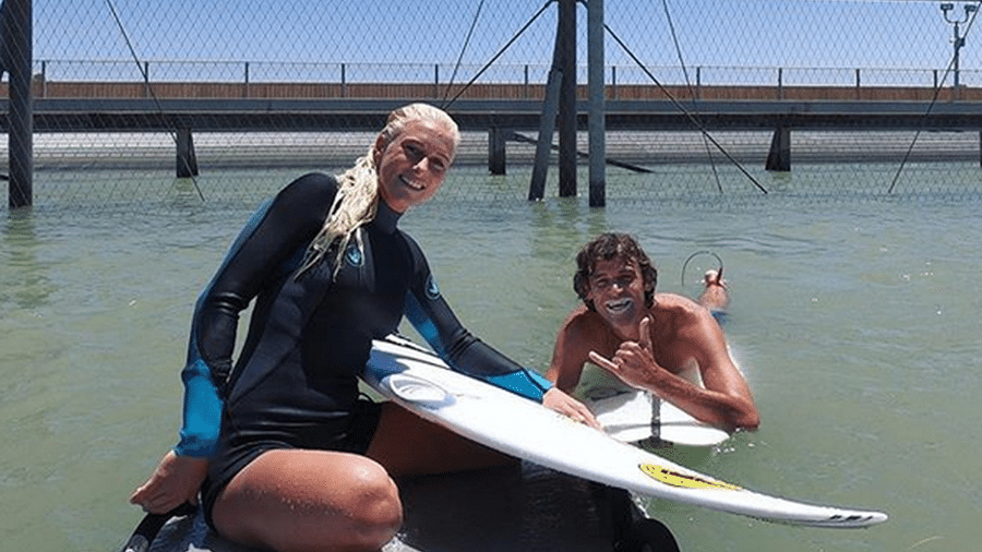 Gustavo Kuerten ao lado da surfista havaiana-brasileira Tati Weston-Webb - Instagram / Tati Weston-Webb