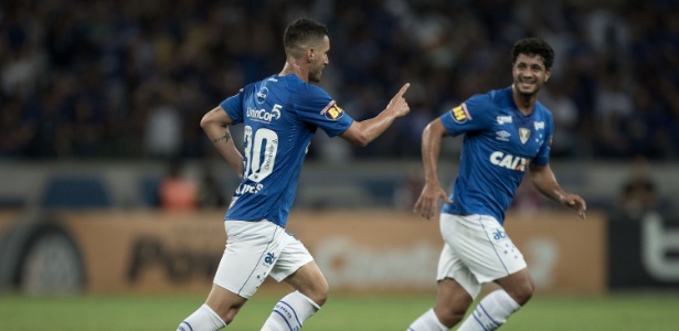 Thiago Neves comemora gol do Cruzeiro sobre o Santos - Pedro Vale/AGIF