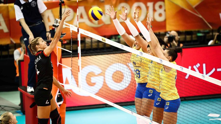 Alemanha enfrenta bloqueio brasileiro durante partida pelo Mundial feminino de Vôlei - FIVB/Divulgação