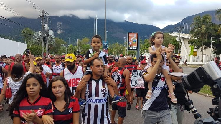 Torcedores vão à Gávea homenagear vítimas de incêndio no CT do Flamengo - Vinícius Castro/UOL - Vinícius Castro/UOL