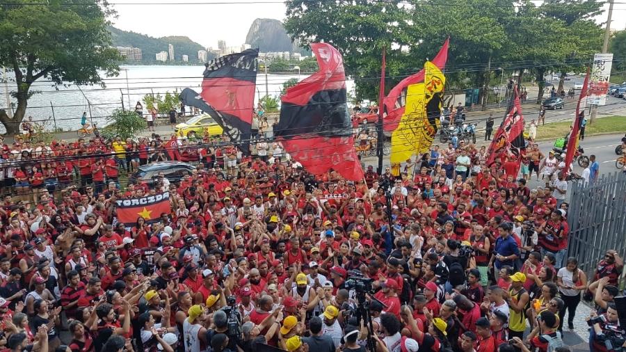 Torcedores vão ao Flamengo durante abraço simbólico a familiares das vítimas de incêndio no Ninho do Urubu - Vinícius Castro/UOL