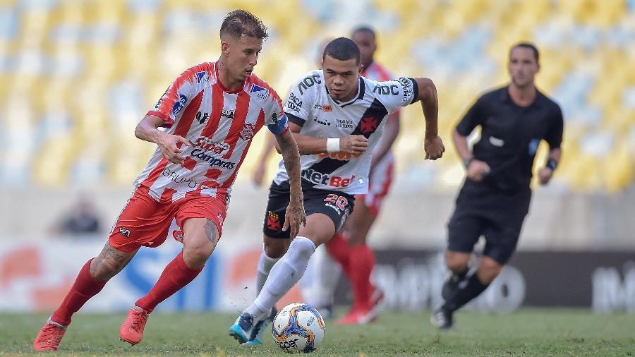 Yan Sasse fez um golaço sobre o Bangu e deu uma assistência na vitória do Vasco sobre o Avaí - Thiago Ribeiro/Agif