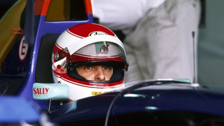 Roland Ratzenberger no cockpit da Simtek; ele morreu um dia antes de Senna, em 30 de abril de 1994