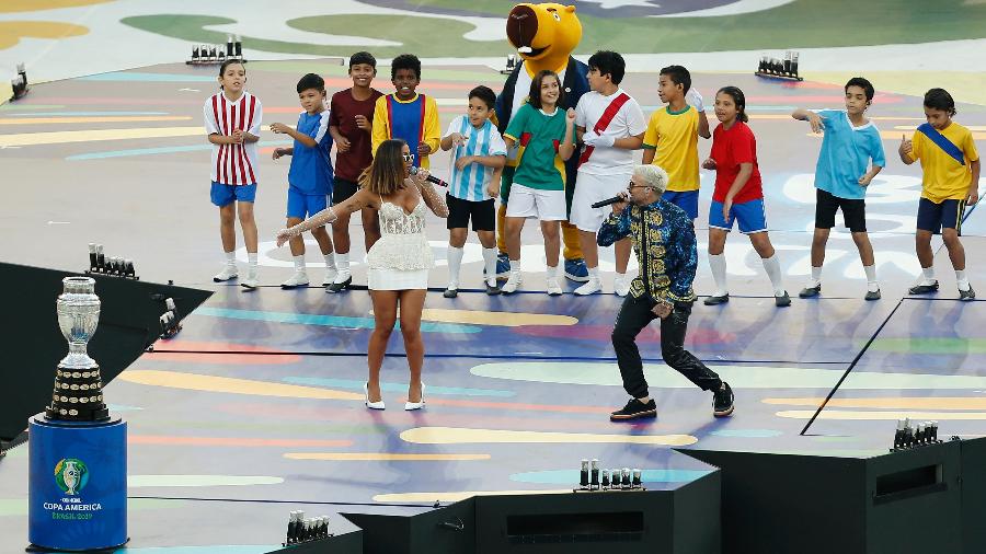 Anitta e Pedro Capó em show no encerramento da Copa América 2019, no Maracanã - Wagner Meier/Stringer