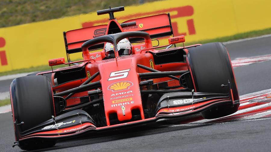 Vettel em ação no GP da Hungria - ATTILA KISBENEDEK / AFP
