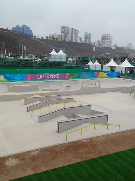 Instalação do skate foi até envelopada com banners do Pan, mas ficou vazia em Lima - Demétrio Vecchioli/UOL