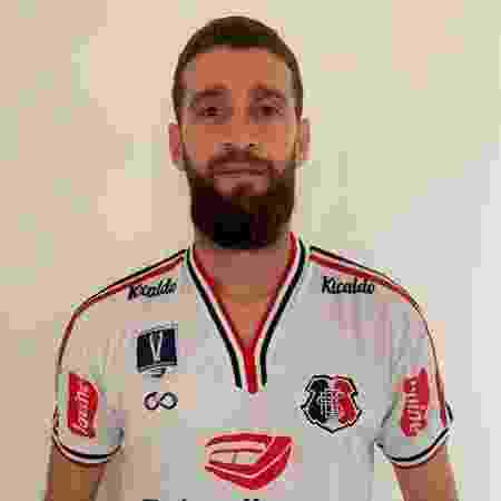 Zagueiro do Santa Cruz é idealizador da campanha via redes sociais e doou duas camisetas de jogo - Divulgação