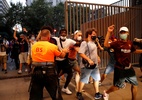 Torcedores do Barcelona invadem Camp Nou em protesto contra saída de Messi - REUTERS/Nacho Doce