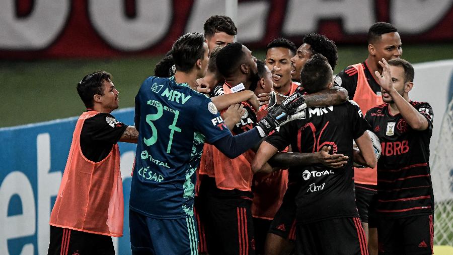 Jogadores do Flamengo comemoram gol de Lincoln, o do empate diante do Red Bull Bragantino, no Maracanã - Thiago Ribeiro/AGIF
