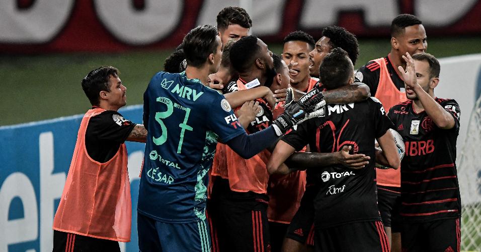 Jogadores do Flamengo comemoram gol marcado por Lincoln, na partida contra o RB Bragantino