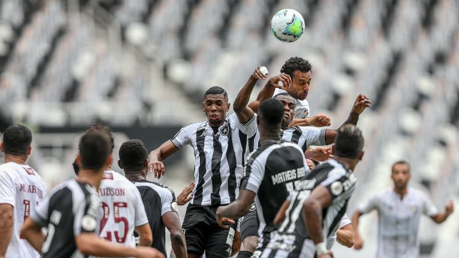 Botafogo tem sofrido com bolas aéreas nesta edição do Campeonato Brasileiro - Lucas Merçon / Fluminense F.C.
