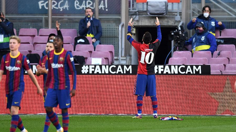 Messi exibiu camisa do Newell"s Old Boys ao lembrar de ex-jogador no último fim de semana. Resultado: cartão amarelo e multa - David Ramos/Getty Images