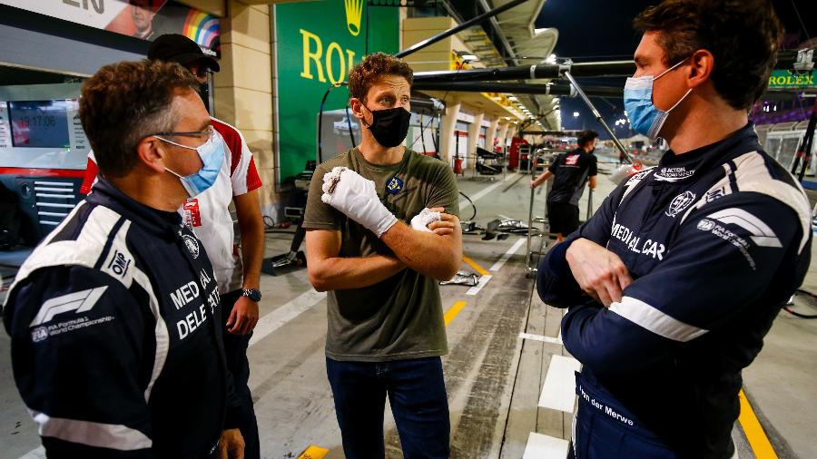 Grosjean conversa com o médico Ian Roberts (dir) e o piloto do carro médico Alan van der Merwe -  Andy Hone / LAT Images