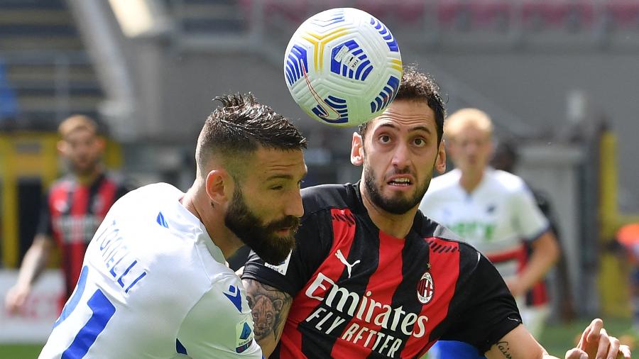 Jogadores de Sampdoria e Milan durante jogo pelo Italiano - Tiziana FABI / AFP