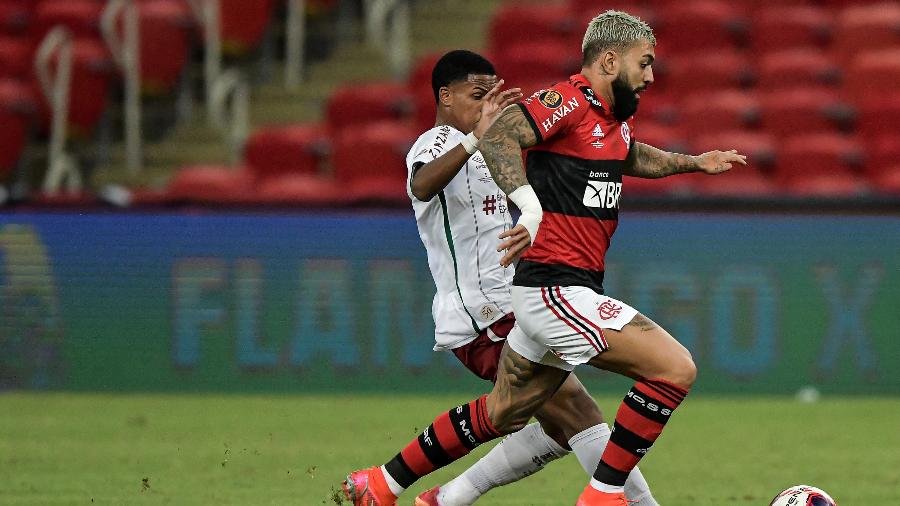 Lance do duelo entre Flamengo e Fluminense, no Maracanã, pela final do Carioca - Thiago Ribeiro/AGIF