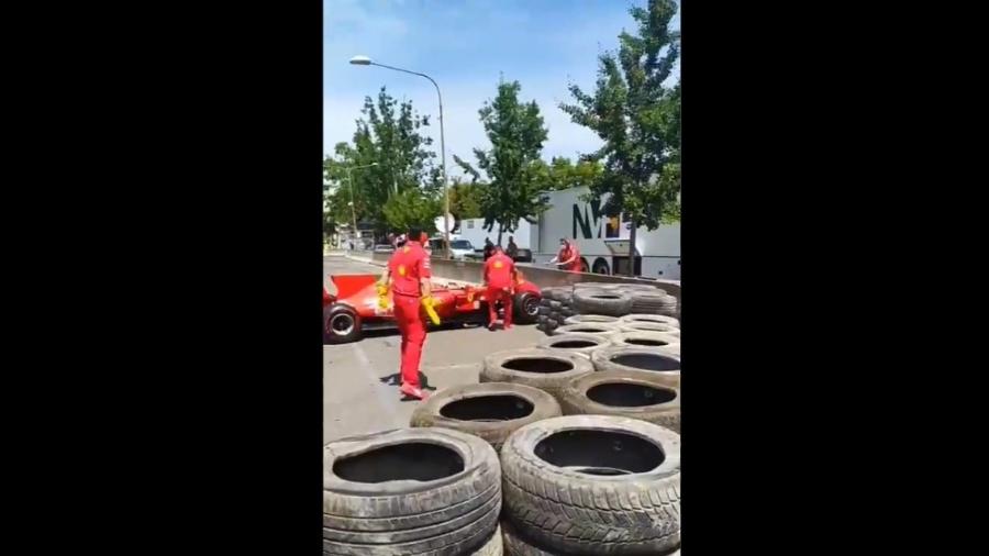 Mecânico foi atingindo por carro de F1 durante corrida de demonstração - Reprodução/Twitter