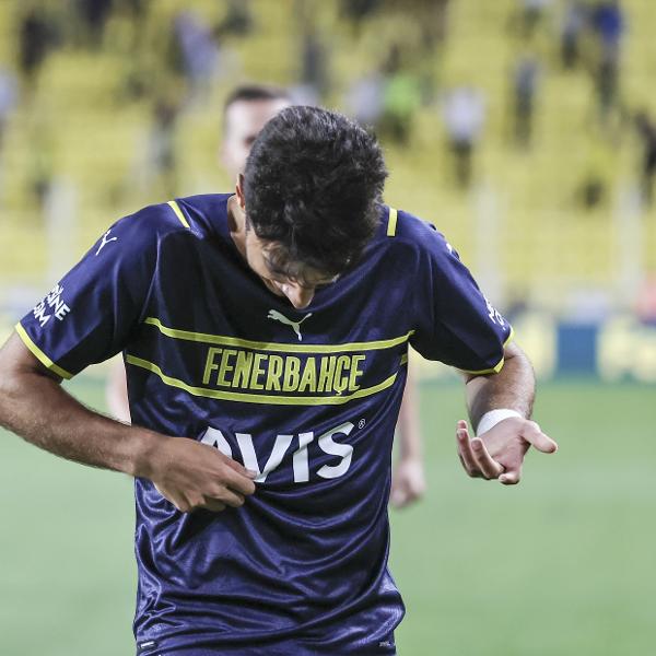 Muhammed Gumuskaya procura escudo em nova camisa do Fenerbahçe em comemoração