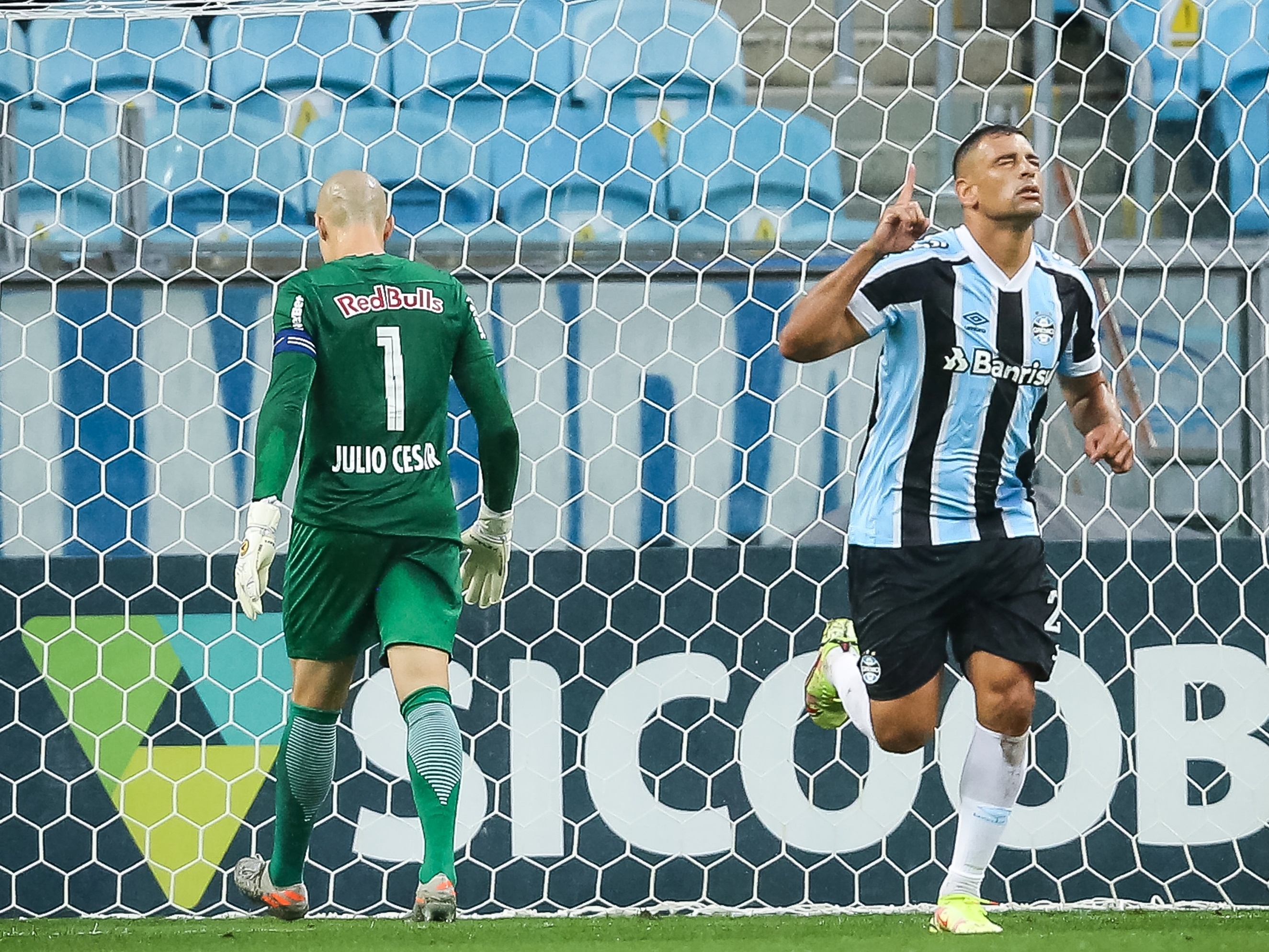 Internacional vence Red Bull Bragantino e abre distância do Z4 no  Brasileirão