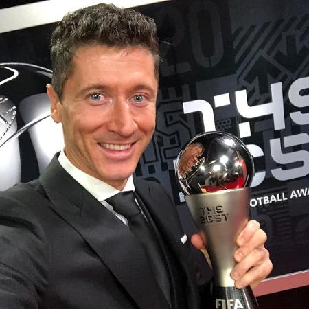 Robert Lewandowski posa com o troféu do prêmio Fifa The Best em 2021: prêmio foi entregue online