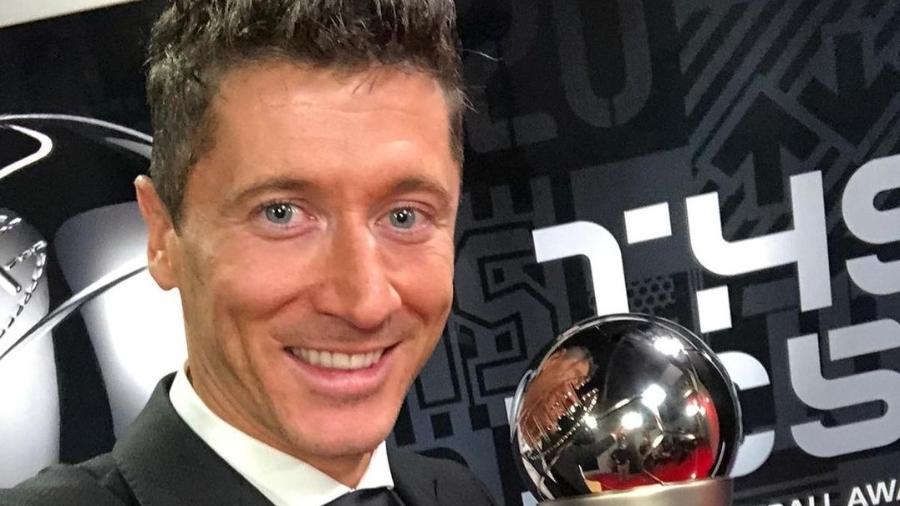 Robert Lewandowski posa com o troféu do prêmio Fifa The Best, o segundo que ele ganha na carreira - Reprodução/Instagram