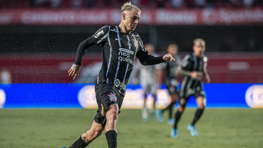 Roger Guedes, do Corinthians, em ação na derrota para o São Paulo - ANDERSON LIRA/THENEWS2/ESTADÃO CONTEÚDO