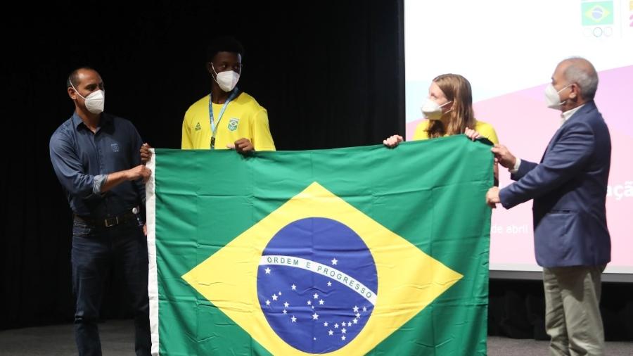 Os porta-bandeira de Rosário 2022, Henrique Fernandes e Stephani Balducinni, ao lado de Kenji Saito, chefe de issão, e Paulo Wanderley, presidente do COB - William Luccas/COB