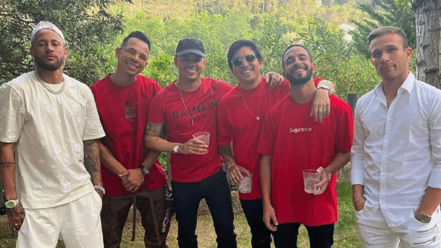 Neymar posta foto irônica com seus amigos, incluindo o meia Arthur, em festa  - Reprodução/Instagram