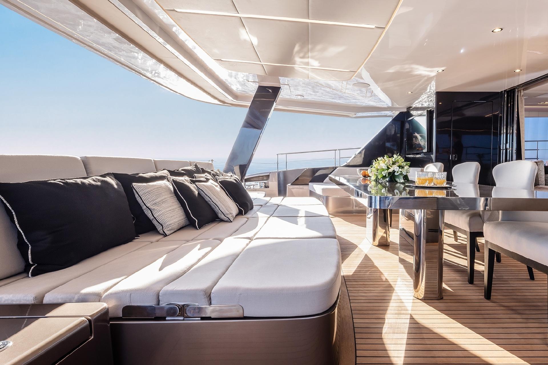 O deck principal pode ser configurado de várias maneiras - Sunreef Yachts