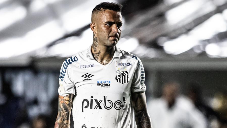 Luan em ação com a camisa do Santos na partida contra o Goiás - RAUL BARETTA/AGIF - AGÊNCIA DE FOTOGRAFIA/AGIF - AGÊNCIA DE FOTOGRAFIA/ESTADÃO CONTEÚDO