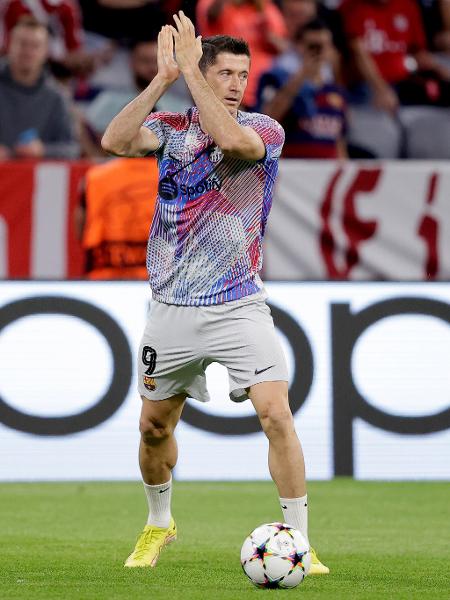 Robert Lewandowski, do Barcelona, é aplaudido por torcedores do Bayern de Munique antes de jogo pela Liga dos Campeões - David S. Bustamante/Soccrates/Getty Images