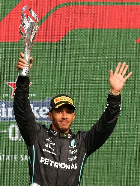 Lewis Hamilton com o troféu pelo segundo lugar no GP do México - Steve Etherington/Mercedes